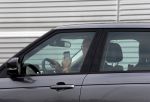 Amsterdam 19 augustus 2015 
Paul de Leeuw met zijn mobiel/telefoon in zijn auto