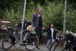 Amsterdam 17 augustus 2015
Ruud de Wild haalt met zijn dochtertje zijn zoontje van school.