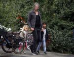 Amsterdam 17 augustus 2015
Ruud de Wild haalt met zijn dochtertje zijn zoontje van school.