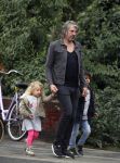 Amsterdam 17 augustus 2015
Ruud de Wild haalt met zijn dochtertje zijn zoontje van school.