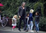 Amsterdam 17 augustus 2015
Ruud de Wild haalt met zijn dochtertje zijn zoontje van school.