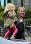 Amsterdam 17 augustus 2015
Ruud de Wild haalt met zijn dochtertje zijn zoontje van school.