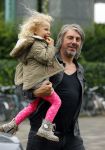 Amsterdam 17 augustus 2015
Ruud de Wild haalt met zijn dochtertje zijn zoontje van school.