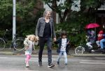 Amsterdam 17 augustus 2015
Ruud de Wild haalt met zijn dochtertje zijn zoontje van school.