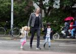 Amsterdam 17 augustus 2015
Ruud de Wild haalt met zijn dochtertje zijn zoontje van school.