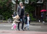 Amsterdam 17 augustus 2015
Ruud de Wild haalt met zijn dochtertje zijn zoontje van school.