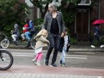 Amsterdam 17 augustus 2015
Ruud de Wild haalt met zijn dochtertje zijn zoontje van school.