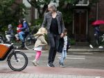 Amsterdam 17 augustus 2015
Ruud de Wild haalt met zijn dochtertje zijn zoontje van school.