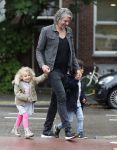 Amsterdam 17 augustus 2015
Ruud de Wild haalt met zijn dochtertje zijn zoontje van school.