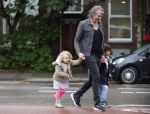 Amsterdam 17 augustus 2015
Ruud de Wild haalt met zijn dochtertje zijn zoontje van school.