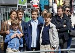Amsterdam 6 september 2015
ALS Amsterdam City Swim in de grachten van Amsterdam met veel bekende nederlanders.
Beau v Erven Dorens wordt bij finish opgewacht door zijn vrouw Selly en hun 4 zoons