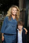 Amsterdam 31 augustus 2015 
Premiere meiden van de herengracht in het tropenmuseum. Sharon Wins met zoon