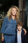 Amsterdam 31 augustus 2015 
Premiere meiden van de herengracht in het tropenmuseum. Sharon Wins met zoon