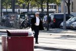 Amsterdam 20 augustus 2015 
Theo Heuft en zijn vriendin rennen om de bus te halen.
