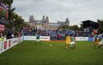 Amsterdam 12 september 2015
WK voetbal voor daklozen op het museumplein. Acteur Colin Farell kijkt bij het ierse team.