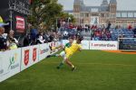 Amsterdam 12 september 2015
WK voetbal voor daklozen op het museumplein. Acteur Colin Farell kijkt bij het ierse team.
