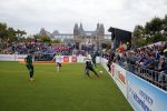 Amsterdam 12 september 2015
WK voetbal voor daklozen op het museumplein. Acteur Colin Farell kijkt bij het ierse team.