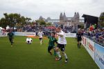 Amsterdam 12 september 2015
WK voetbal voor daklozen op het museumplein. Acteur Colin Farell kijkt bij het ierse team.