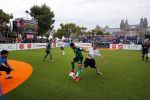 Amsterdam 12 september 2015
WK voetbal voor daklozen op het museumplein. Acteur Colin Farell kijkt bij het ierse team.