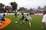 Amsterdam 12 september 2015
WK voetbal voor daklozen op het museumplein. Acteur Colin Farell kijkt bij het ierse team.