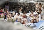 ibiza 27 juni 2016 
Stranddag van Nick en Kirsten Schilder de dag na hun trouwen bij el chirinquito.
Aanwezig oa Jan en Liza Smit Simon en Annemarie Keizer Jaap Kwakman met vriendin Aloys Buys met vriendin Jaap Reesema