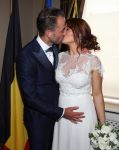 Belgie 16 juni 2016
Een zwangere Belle Perez trouwt met Wouter van der Horst. De ouders zijn natuurlijk ook aanwezig.