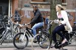Amsterdam 13 augustus 2016
Bryan Roy op de fiets in Amsterdam zuid.