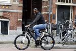 Amsterdam 13 augustus 2016
Bryan Roy op de fiets in Amsterdam zuid.