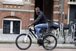 Amsterdam 13 augustus 2016
Bryan Roy op de fiets in Amsterdam zuid.