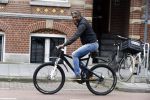 Amsterdam 13 augustus 2016
Bryan Roy op de fiets in Amsterdam zuid.