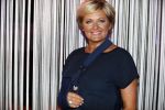 Hilversum 22 augustus 2016
Perspresentatie NPO in studio 21met alle presentatoren. Caroline Tensen met arm in Mitella