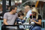 Amsterdam 3 september 2016
 Chantal janzen met man Marco en zoon Jasmes ijsje eten