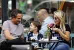 Amsterdam 3 september 2016
 Chantal janzen met man Marco en zoon Jasmes ijsje eten