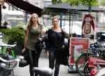 Amsterdam 21 juni 2016 
Christie Bokma met een vriendin op de cornelis schuytstraat