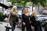 Amsterdam 21 juni 2016 
Christie Bokma met een vriendin op de cornelis schuytstraat