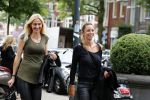 Amsterdam 21 juni 2016 
Christie Bokma met een vriendin op de cornelis schuytstraat