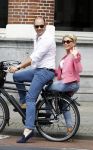 Amsterdam 7 juli 2016 
Connie Witteman met haar vriend Eugene v Dun op de fiets in Amsterdam.