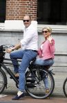 Amsterdam 7 juli 2016 
Connie Witteman met haar vriend Eugene v Dun op de fiets in Amsterdam.