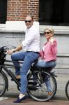 Amsterdam 7 juli 2016 
Connie Witteman met haar vriend Eugene v Dun op de fiets in Amsterdam.