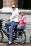 Amsterdam 7 juli 2016 
Connie Witteman met haar vriend Eugene v Dun op de fiets in Amsterdam.