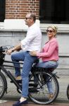 Amsterdam 7 juli 2016 
Connie Witteman met haar vriend Eugene v Dun op de fiets in Amsterdam.