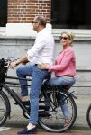 Amsterdam 7 juli 2016 
Connie Witteman met haar vriend Eugene v Dun op de fiets in Amsterdam.