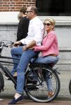 Amsterdam 7 juli 2016 
Connie Witteman met haar vriend Eugene v Dun op de fiets in Amsterdam.