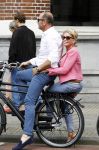Amsterdam 7 juli 2016 
Connie Witteman met haar vriend Eugene v Dun op de fiets in Amsterdam.