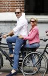 Amsterdam 7 juli 2016 
Connie Witteman met haar vriend Eugene v Dun op de fiets in Amsterdam.