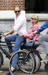 Amsterdam 7 juli 2016 
Connie Witteman met haar vriend Eugene v Dun op de fiets in Amsterdam.
