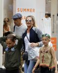 Amsterdam 22 juni 2016 
Danielle Oerlemans met allemaal kinderen in amsterdam zuid