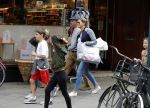 Amsterdam 22 juni 2016 
Danielle Oerlemans met allemaal kinderen in amsterdam zuid