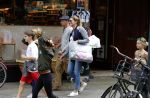 Amsterdam 22 juni 2016 
Danielle Oerlemans met allemaal kinderen in amsterdam zuid