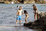 Ibiza 17 augustus 2016
David Guetta met zijn kinderen Tim en Angie op het strand bij Cala tarida. (dochter mint groienen bikini en zoon donkerblauwe zwembroek met rode en licht blauwe bies)